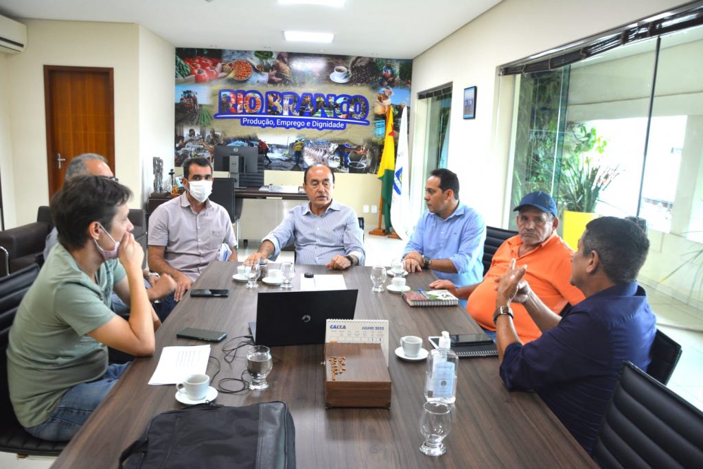 Prefeito de Rio Branco recebe Incra e Secretaria de Agropecuária para articularem transferência de vilas para o município 2 REUNIAO INCRA ED09.06 2