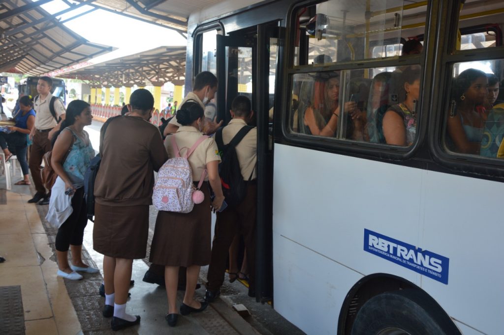 Prefeitura orienta passageiros no momento do embarque e desembarque nos transportes coletivos da capital para evitar acidentes 4 VISITA EDUCATIVA FF 08.06 12