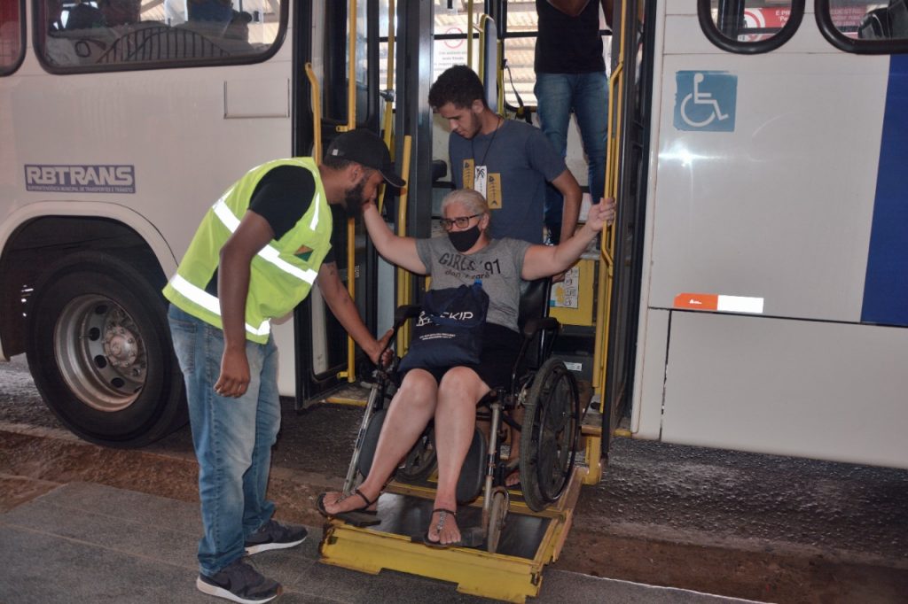 Prefeitura orienta passageiros no momento do embarque e desembarque nos transportes coletivos da capital para evitar acidentes 6 VISITA EDUCATIVA FF 08.06 19