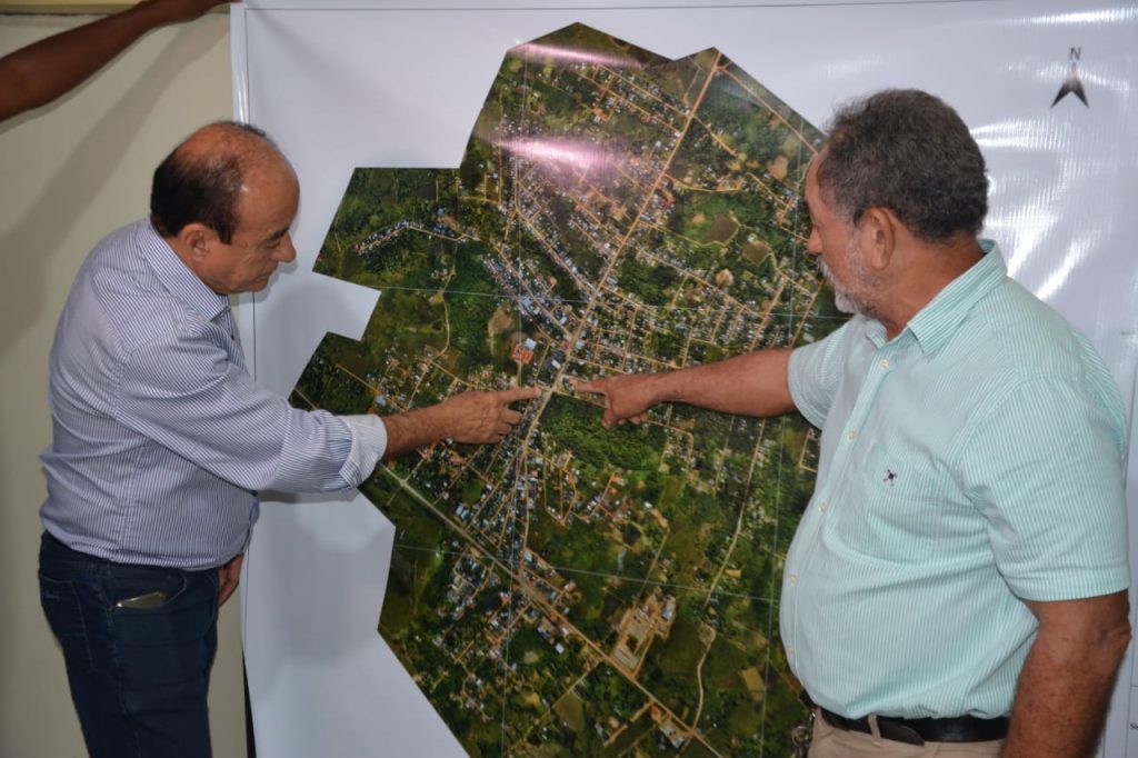 Presidente da Amac e também prefeito de Rio Branco entrega mapa de Bujari para a prefeitura do município 9 entrega mapa de Bujari 09 6 22 ED 1