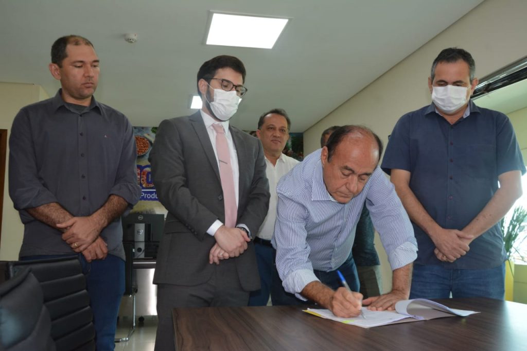 Prefeito de Rio Branco assina Projeto de Lei para coibir furtos de fios e cobres na capital 1 COLETIVA LEI DURTOSED 25.07 12