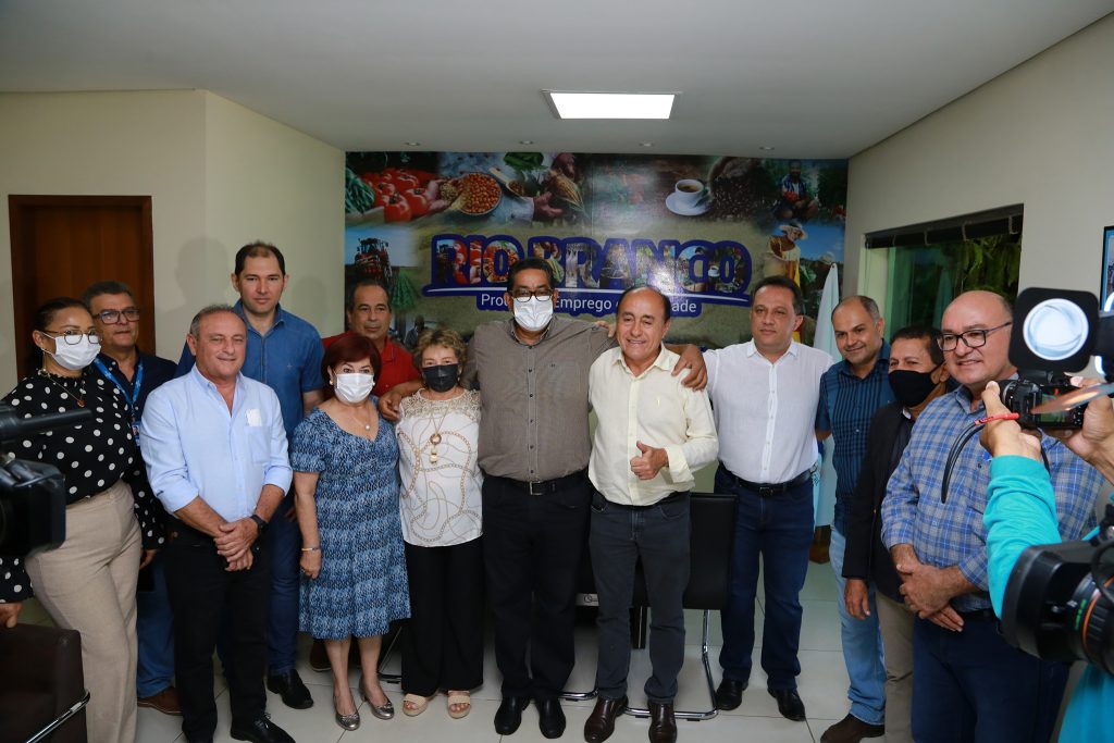 Prefeito de Rio Branco assina decreto que facilitará compras diretas das empresas locais gerando emprego e renda 8 assiantura decreto foto val fernandes 10