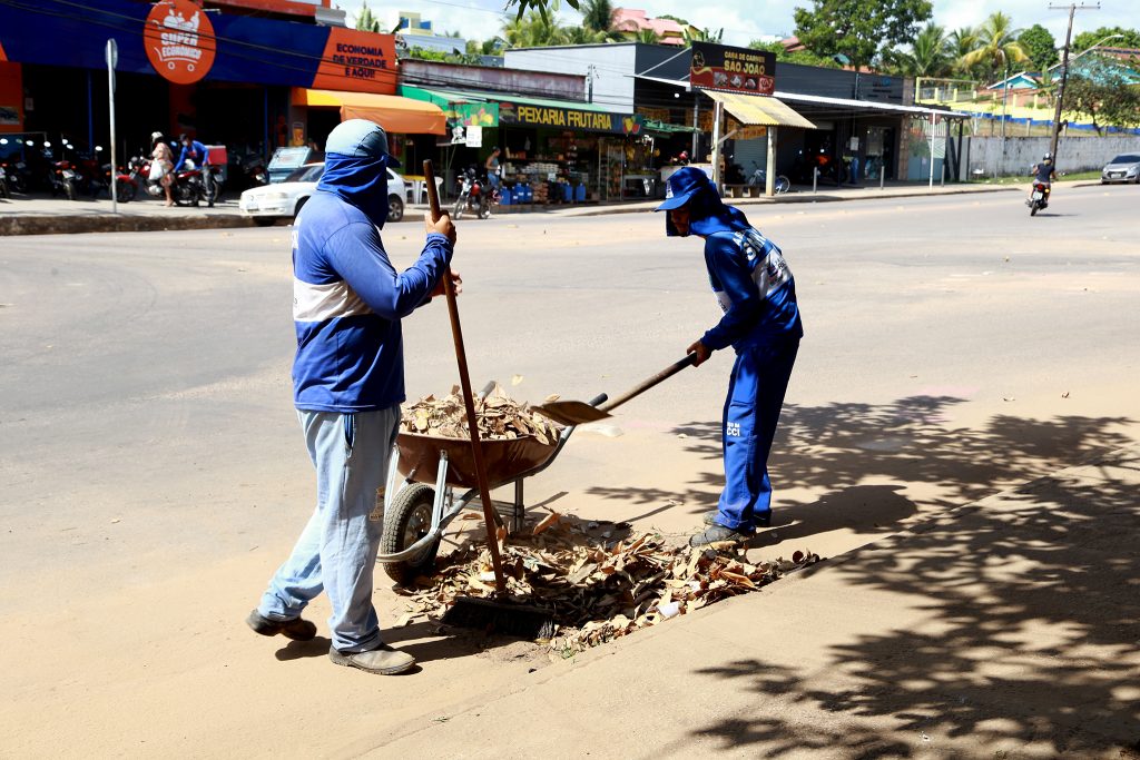 Prefeitura de Rio Branco realiza serviço de limpeza e caiação na Estrada Jarbas Passarinho 1 limpeza xavier maiaVF 8