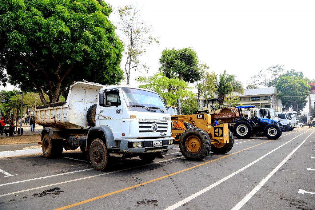 Prefeitura de Rio Branco apresenta maquinário para dar celeridade a abertura e manutenção dos Ramais da Dignidade 5 entrega de tratores foto val fernandes 2