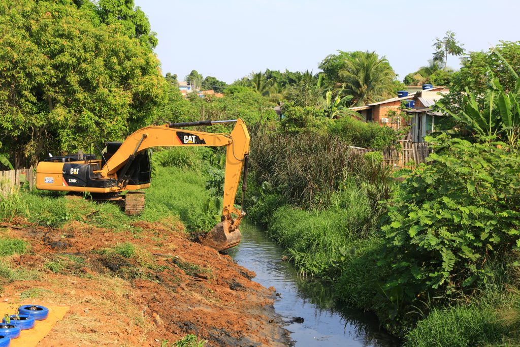 Prefeitura de Rio Branco lança projeto de limpeza de córregos e igarapés da cidade 4 limpeza corrego foto val fernandes 3