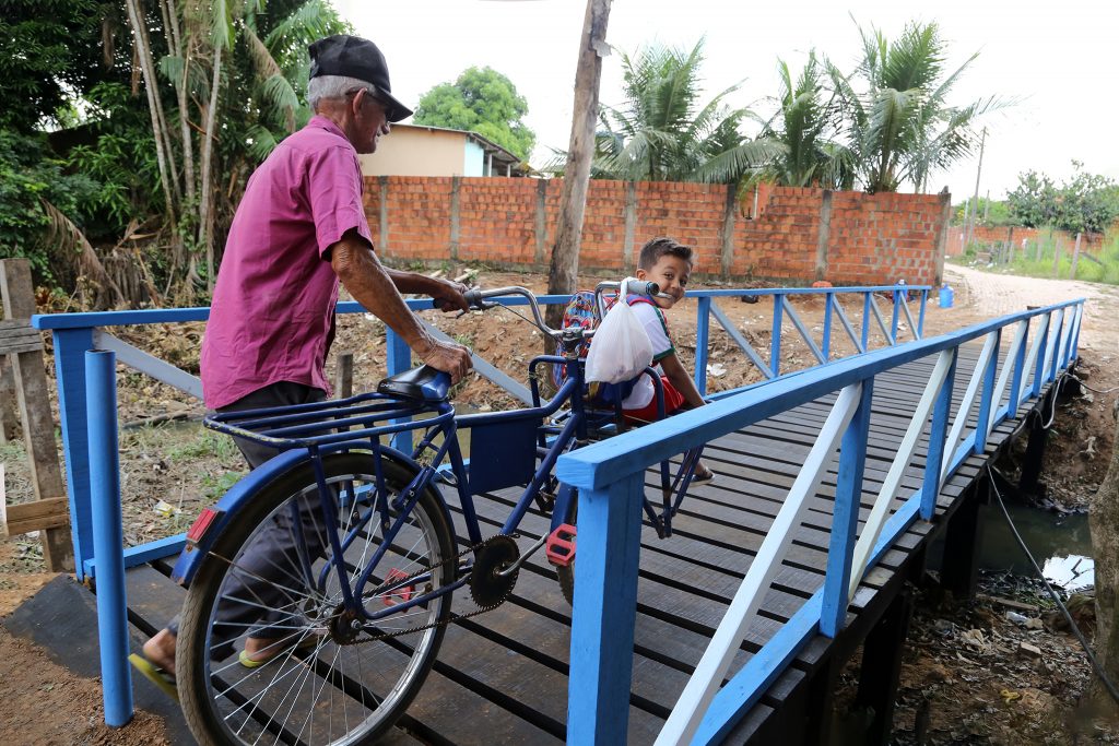 Prefeitura de Rio Branco entrega passarela no bairro Recanto dos Buritis 6 passarela recanto dos buritis foto val fernandes 4