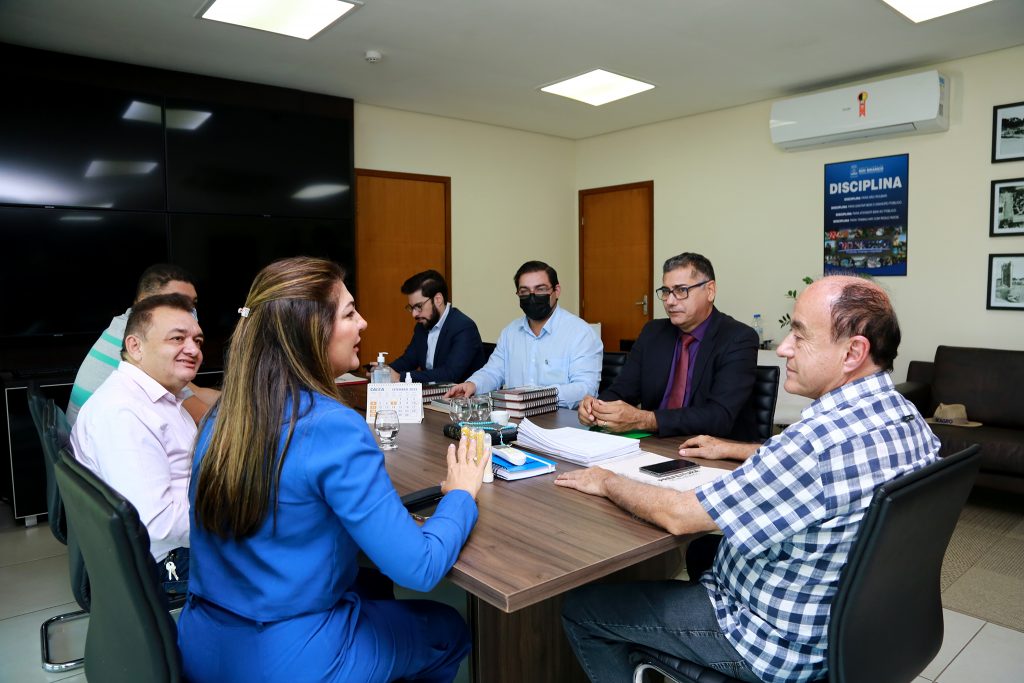 Prefeitura se reúne com RBTrans e IFAC para ajustes em relação ao transporte coletivo de alunos e servidores 1 reuniao reitora IFAC foto val fernandes 1