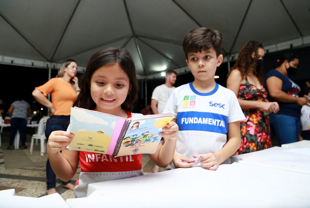 Filas se formam na primeira noite de mutirão de vacinação na Praça da Revolução 6 vacinacao criancas foto val fernandes 15