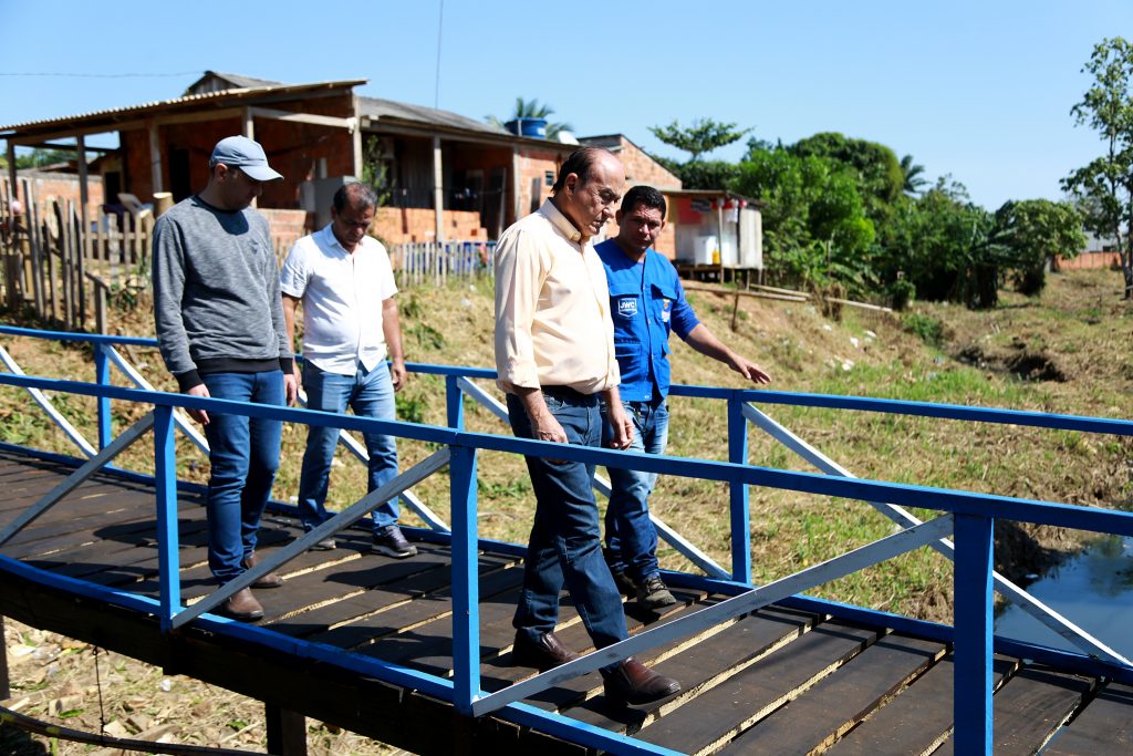 Prefeito de Rio Branco vistoria obras no Recanto dos Buritis e Boa União 4 visita do prefeito passarelas foto val fernandes 20