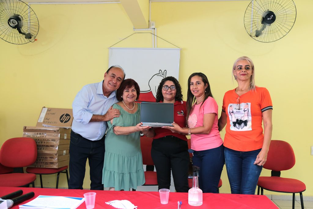 Prefeitura de Rio Branco entrega tablets e notebooks para a Escola Municipal Menino Jesus 5 entrega de tablets e note books foto val fernandes 19