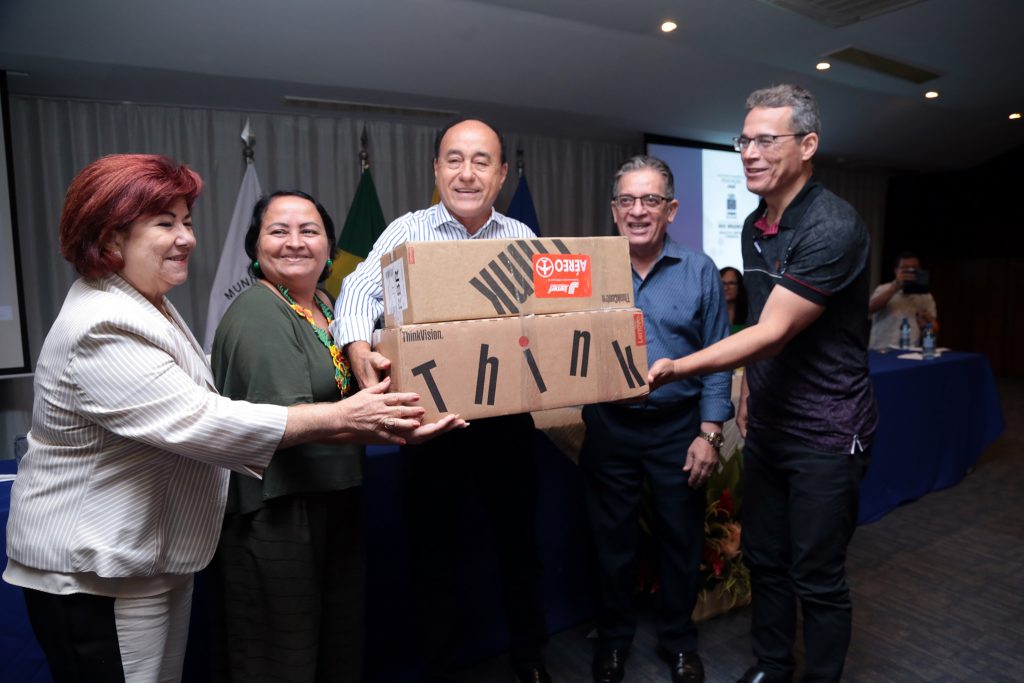Prefeitura de Rio Branco entrega 87 computadores às coordenações de ensino municipal 8 entrega de computadores foto val fernandes 16