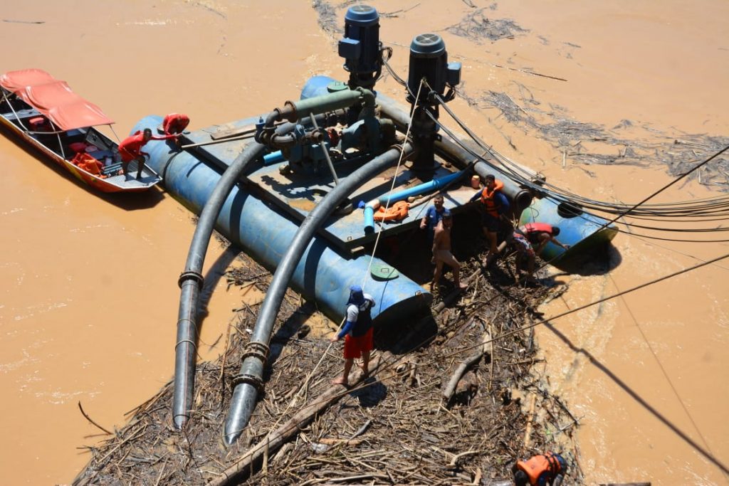 Balseiros ficam presos em tubos da bomba de captação da ETA I e equipe do Saerb faz limpeza 4 Balseiros presos bomba ETAED 1