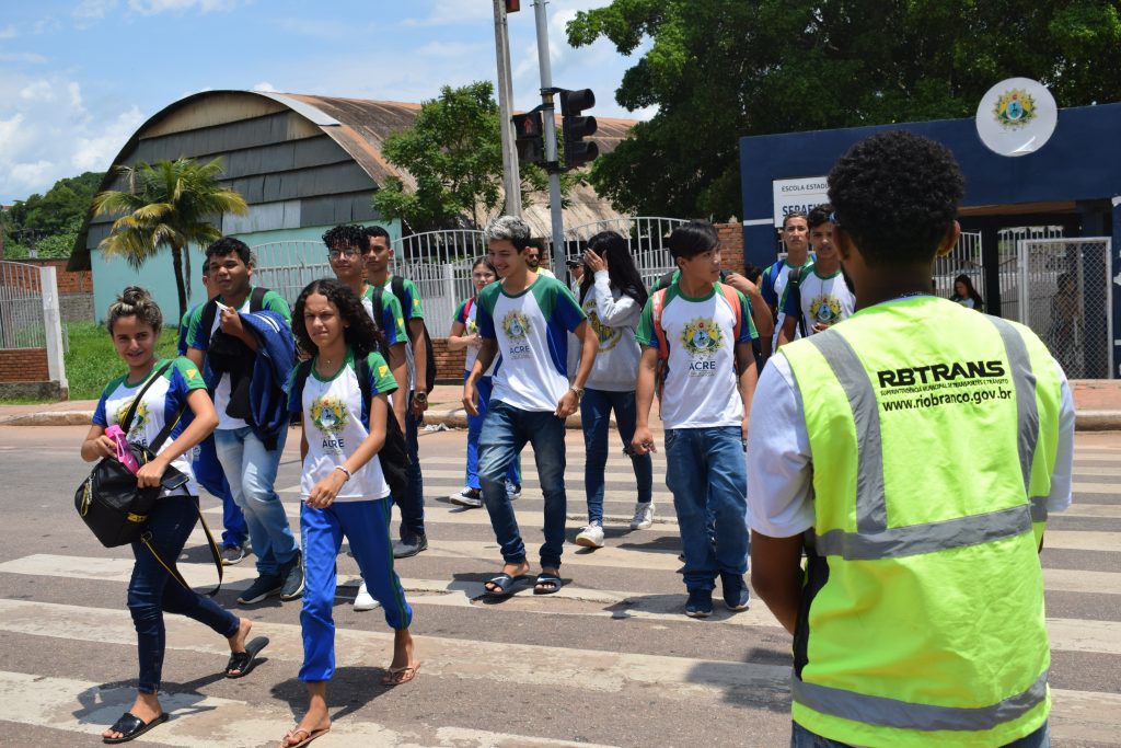 RBTrans dá orientação e faz a segurança de alunos na travessia das faixas de pedestres no bairro Sobral 6 DSC 0317