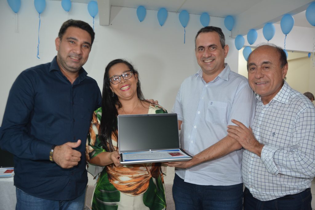 Prefeitura entrega mais notebooks para professores efetivos da rede municipal de ensino 6 DSC 1539