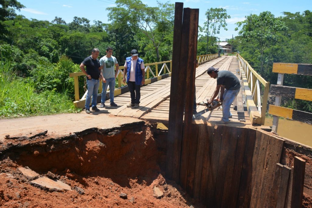 Prefeitura de Rio Branco realiza intervenção na ponte do Igarapé Judia para voltar à trafegabilidade normal 2 Igarape judiaED 8