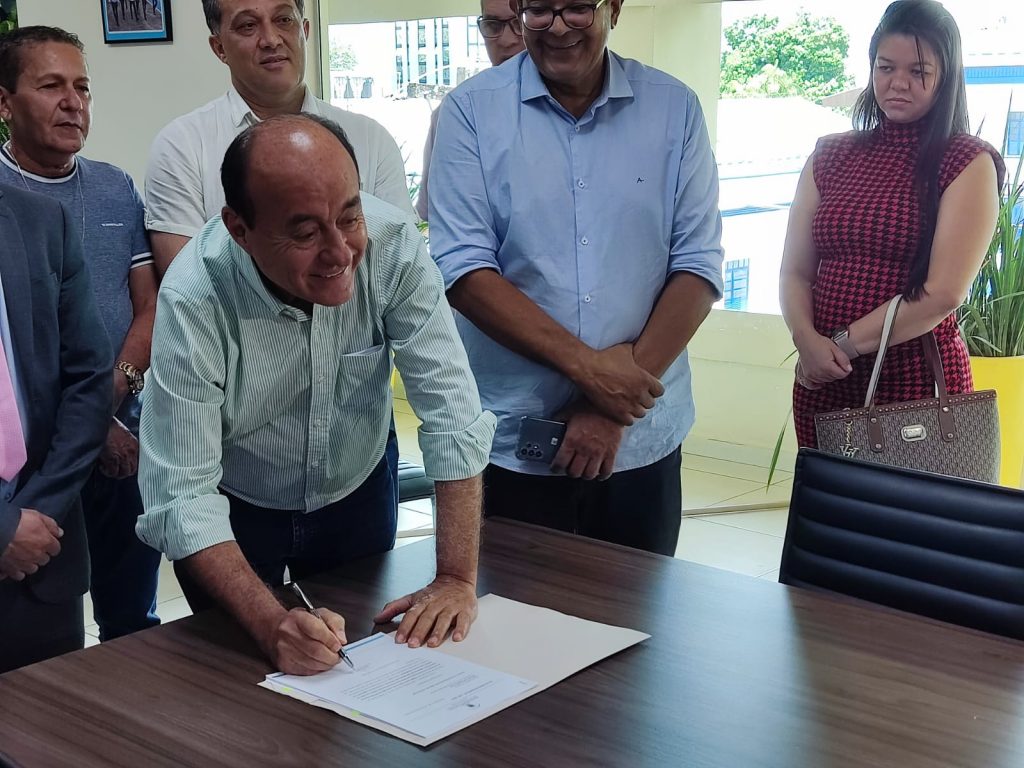 Prefeitura de Rio Branco envia à Câmara Municipal PL que propõe monitoramento eletrônico de loteamentos abertos 7 PL a Camara Municipal Evandro Derze 3