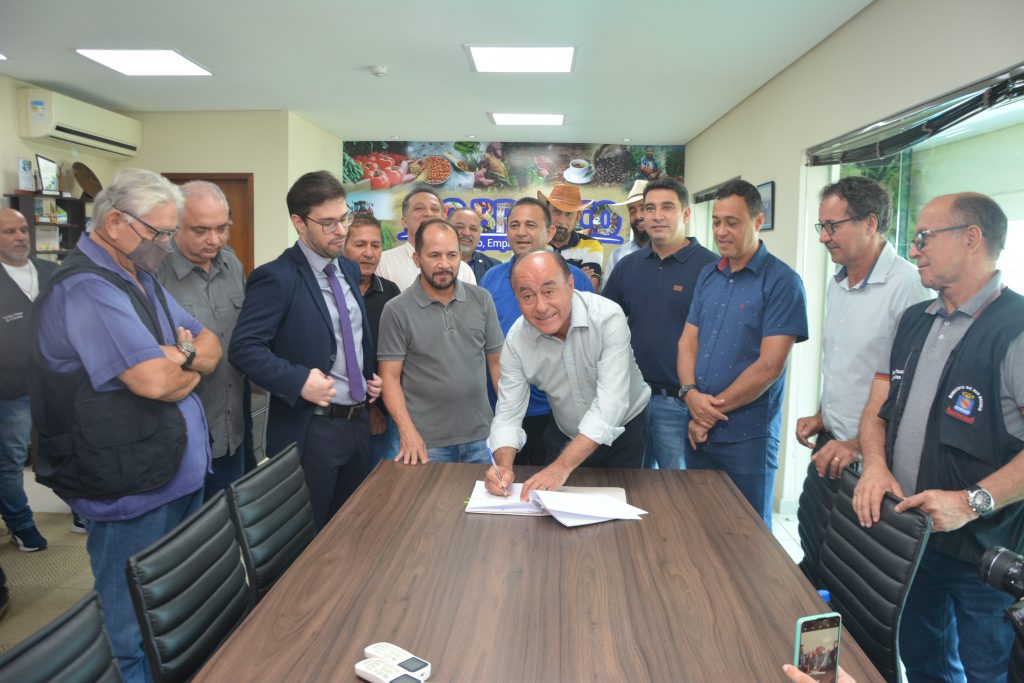 Prefeitura de Rio Branco assina Plano de Incentivo à Aposentadoria Voluntária para os servidores municipais 1 Sede do parlamento municipalED 9