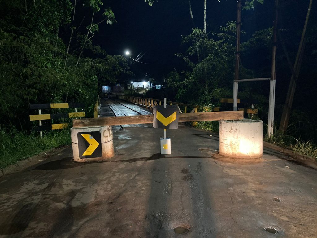 Prefeitura de Rio Branco realiza sinalização da ponte sobre o Igarapé Judia, após desmoronamento de parte da cabeceira 3 ponte judia RC05.12 2