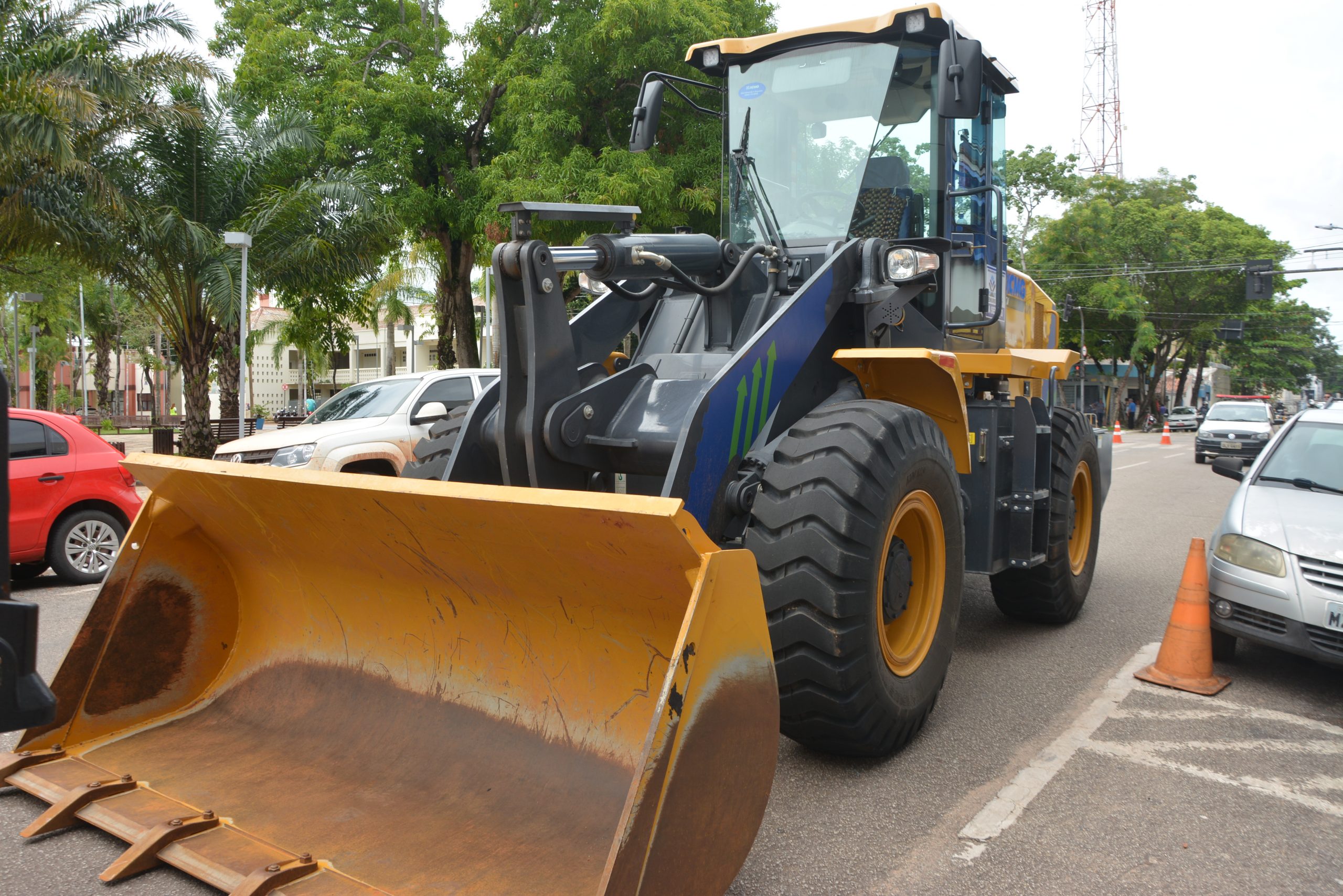 Prefeitura de Rio Branco entrega máquinas e caçambas à Emurb 1 DSC 8907 scaled