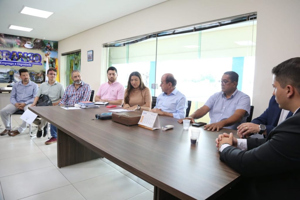 Prefeitura de Rio Branco trata sobre termo de cooperação com Iteracre para regularização fundiária na capital 5 24 02 Reuniao Iteracre VF 24