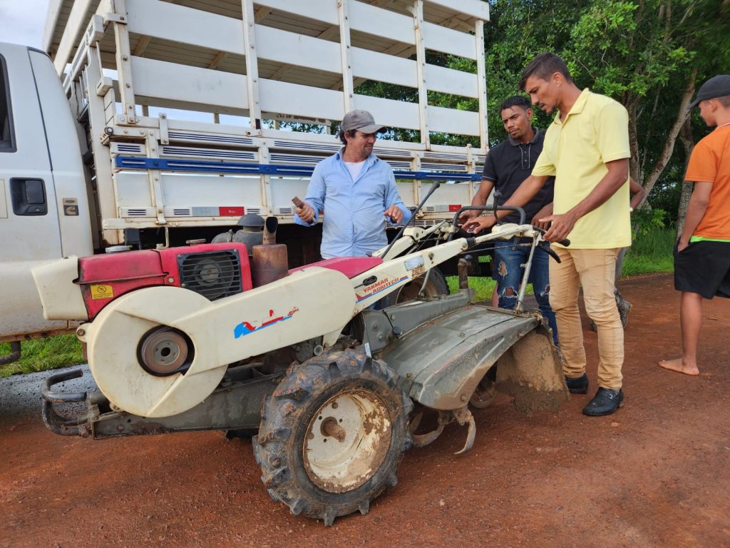 Prefeitura de Rio Branco entrega motocultivador para produtores da Vila Verde e incentiva a agricultura familiar 4 ENTREGA MOTO CULTIVADORES 1