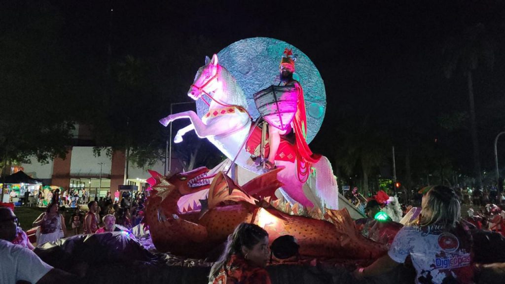 Desfile de Blocos atrai população para a Getúlio Vargas  2 SAMBASE RR 21 12