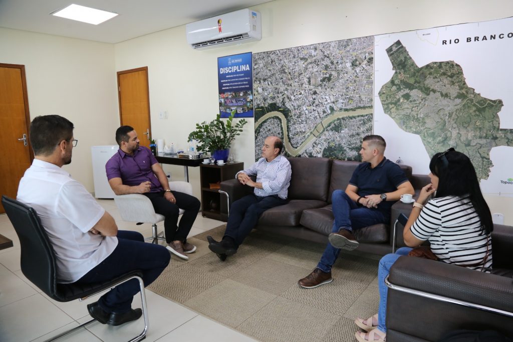 Prefeito de Rio Branco recebe visita institucional do deputado estadual Arlenilson Cunha 9 VISITA ARLENILSON VF 23 4