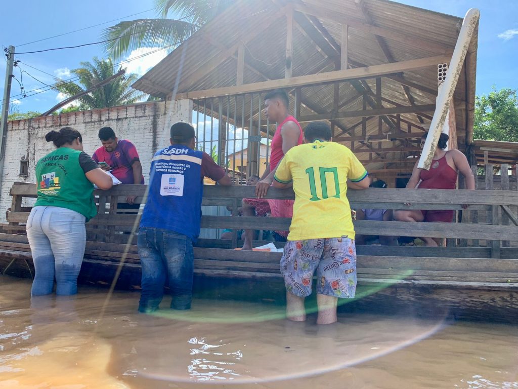 Prefeitura de Rio Branco entrega sacolões e água mineral no bairro Taquari 4 2e52b833 932c 4e20 8ef9 770e14af5b6e