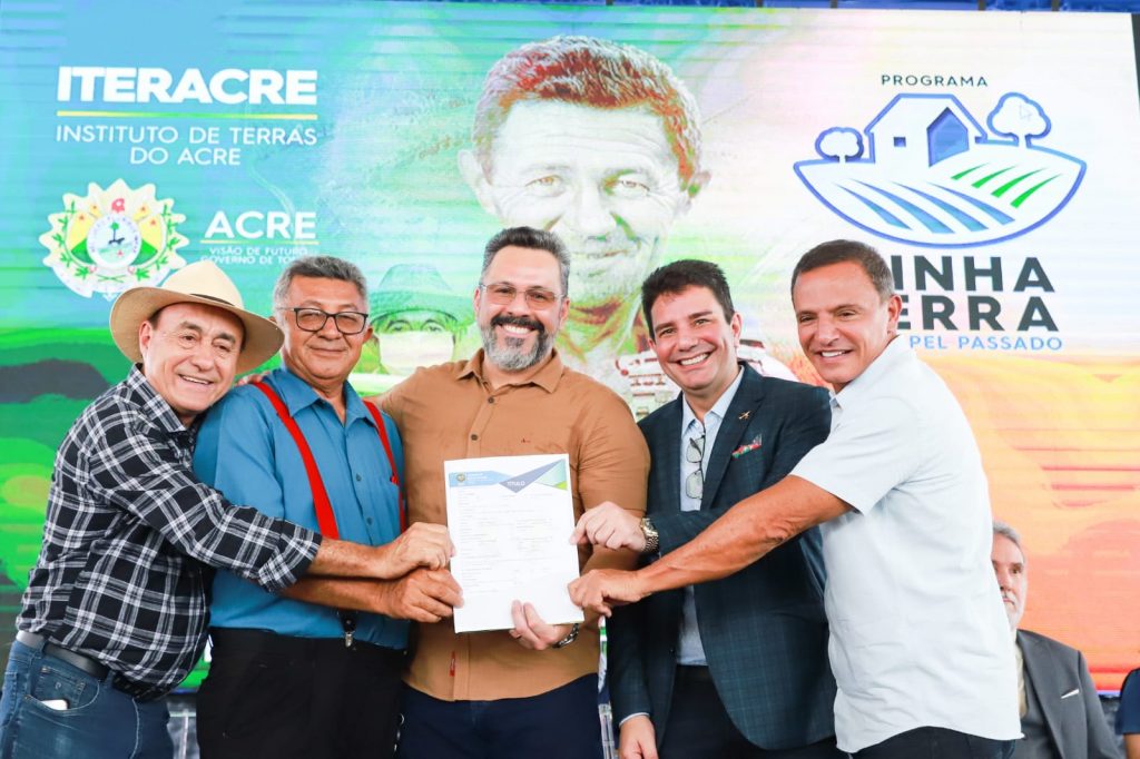 Prefeito de Rio Branco participa da entrega de 671 títulos definitivos do Programa Minha Terra de Papel Passado 10 437d832a de74 49d9 a5db b6eb780c67e3