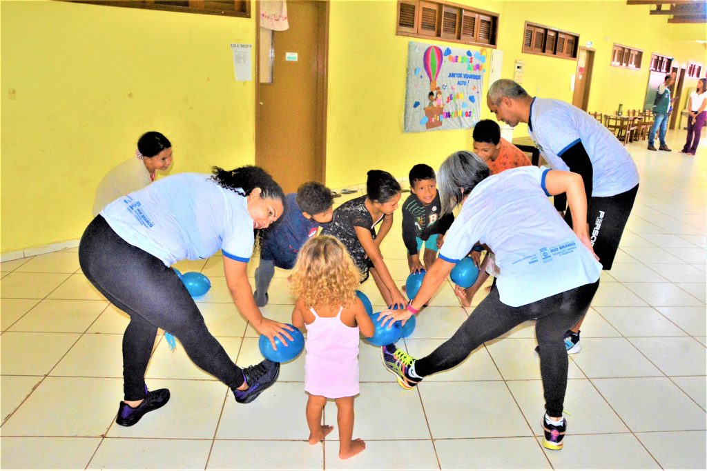 Prefeitura de Rio Branco leva alegria e descontração para crianças nos abrigos provisórios 9 Atividade escola ED 5