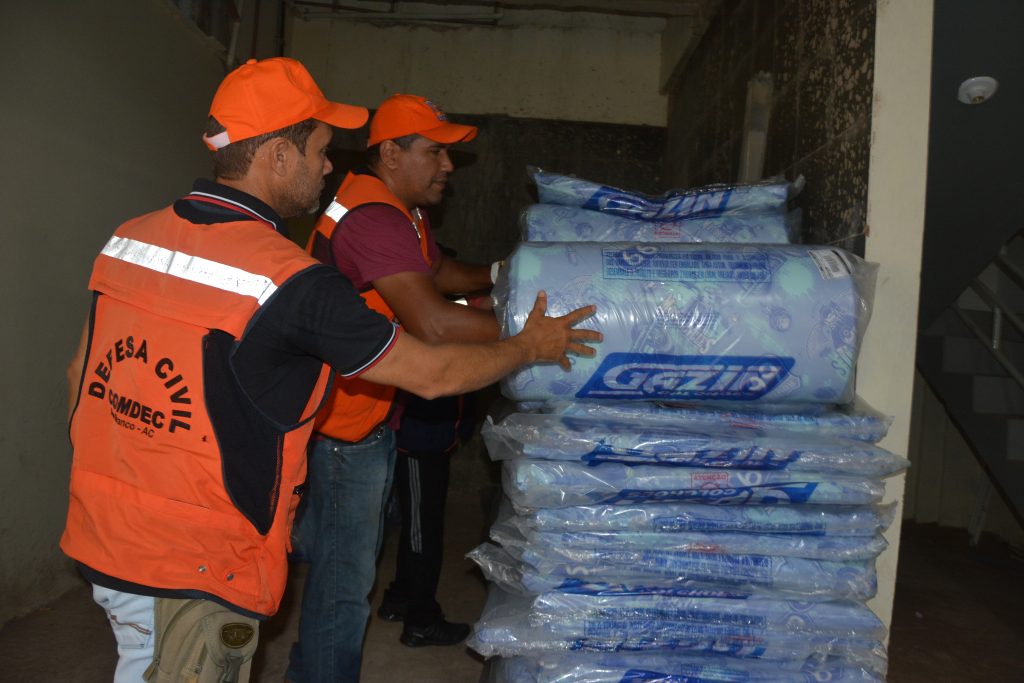 Prefeitura de Rio Branco recebe doação de 59 colchões da Acisa para desabrigados 2 Entrega de colchoes ED 2