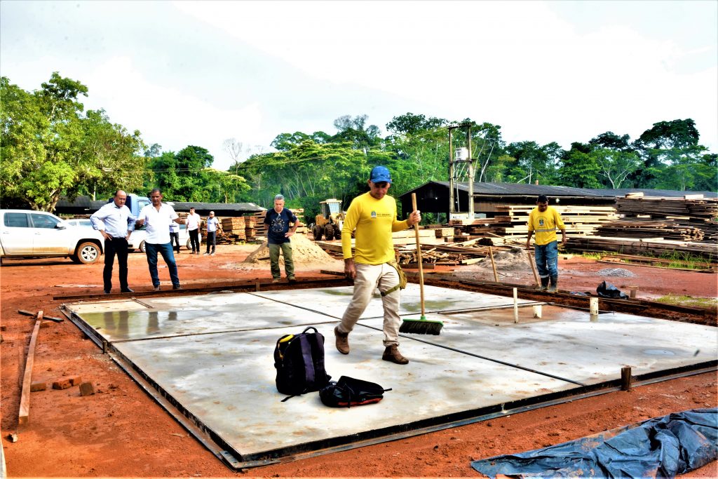 Prefeito de Rio Branco vistoria piso do protótipo do projeto habitacional “1001 Dignidades” 3 Piso 1001 ED 2