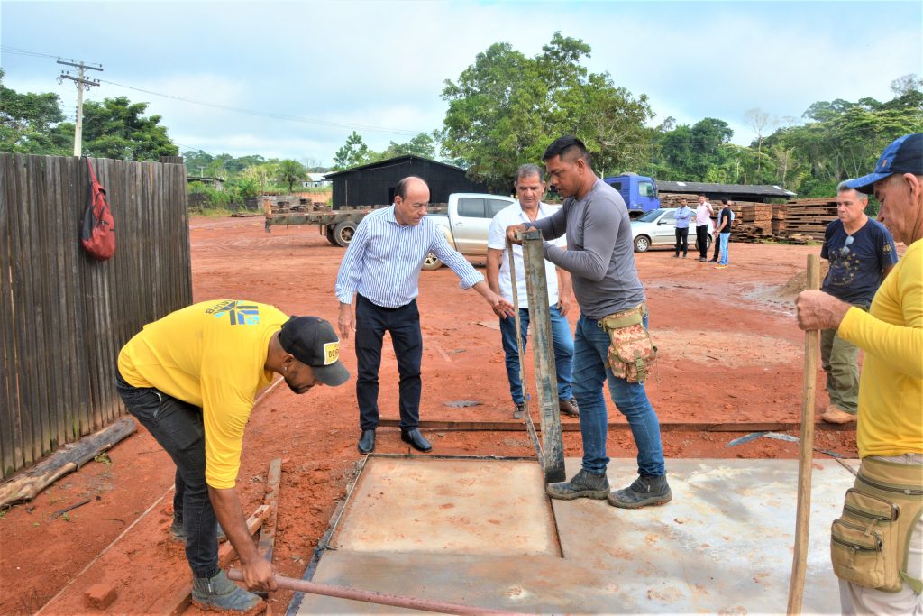 Prefeito de Rio Branco vistoria piso do primeiro protótipo do projeto habitacional “1001 Dignidades” 1 Piso 1001 ED 4