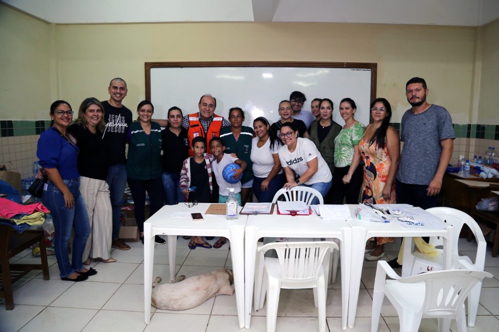 Prefeito e Vice-Prefeita visitam abrigo administrado pelo município na Escola Lourival Pinho 1 VISITA NA LOURIVAL PINHO 14