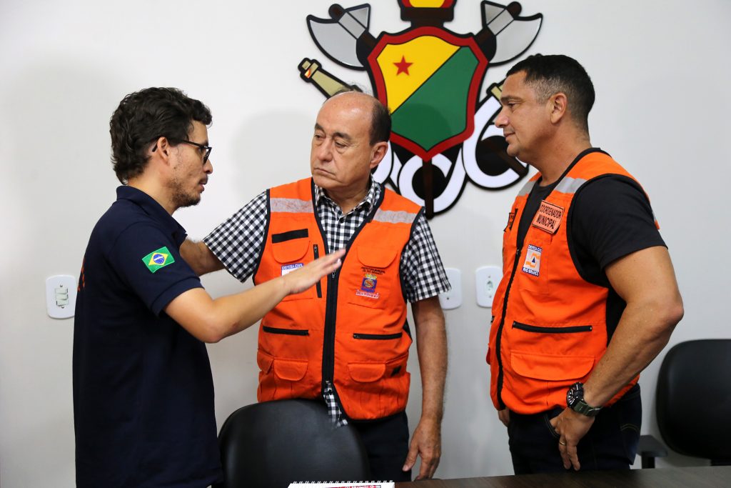 Prefeito visita posto de comando do Corpo de Bombeiros e se reúne com Defesa Civil Nacional 8 corpo de bombeiros reuniao foto val fernandes 12