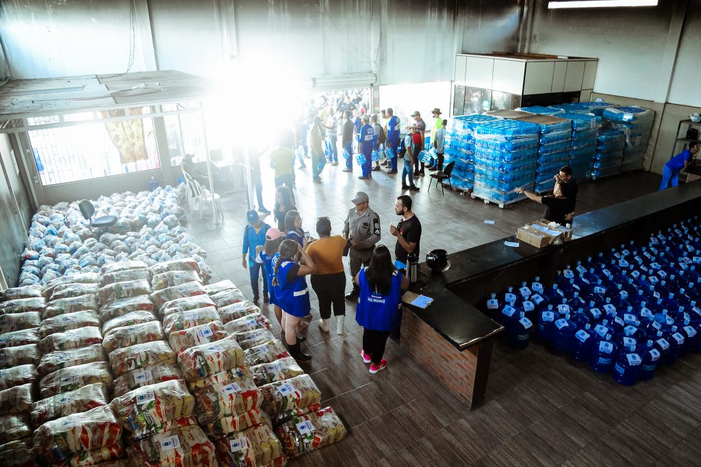 Prefeitura de Rio Branco conclui entrega de sacolões, kits de limpeza e fardos de água mineral para famílias atingidas por enxurrada no bairro Conquista 5 distribuicao cesta basica agua foto val fernandes 7