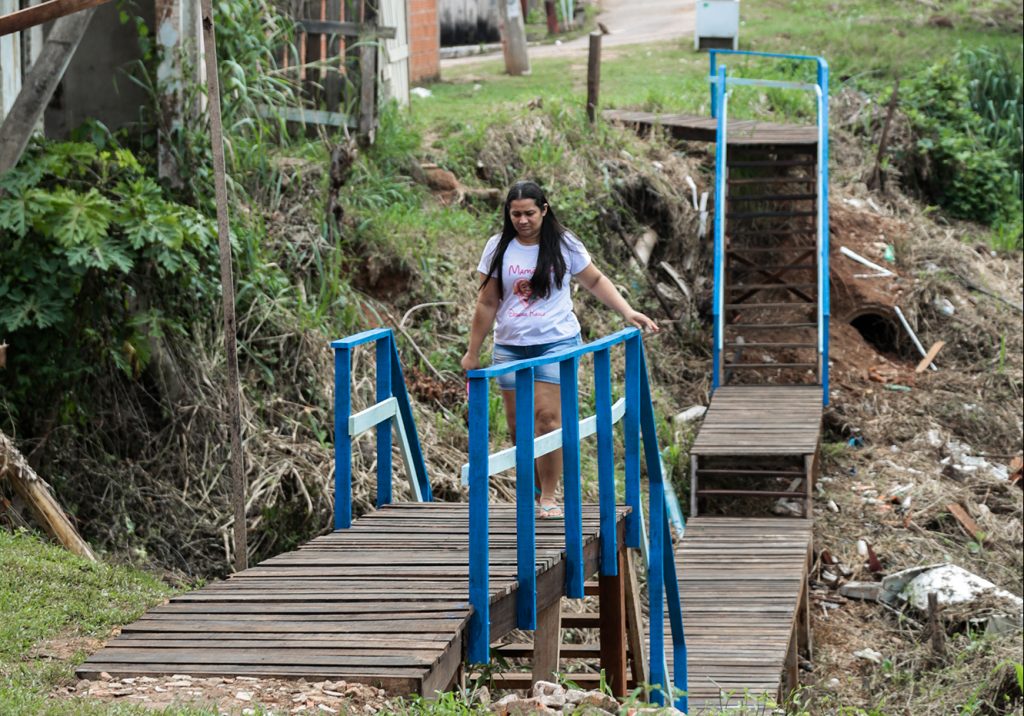 Prefeitura entrega passarela e faz parquinho aos moradores no bairro Preventório 4 passarela bairro preventorio foto val fernandes 6 e1678217350538