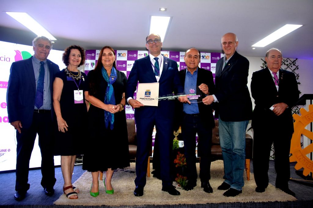 Prefeito entrega chave da cidade para representante do Rotary Internacional em cerimônia da instituição 5 CONFERENCIA ROTARY ED 22 17