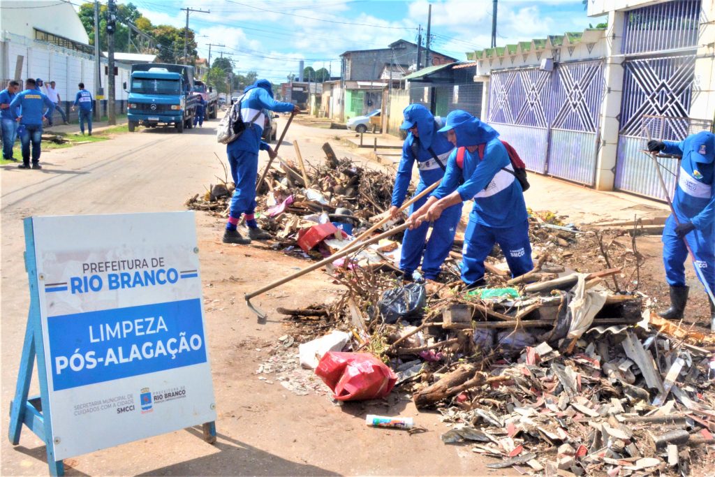 Operação Pós-alagação da Prefeitura de Rio Brando leva dignidade aos bairros afetados pela enchente 4 LIMPEZA BAIRRO XV ED18.04 12