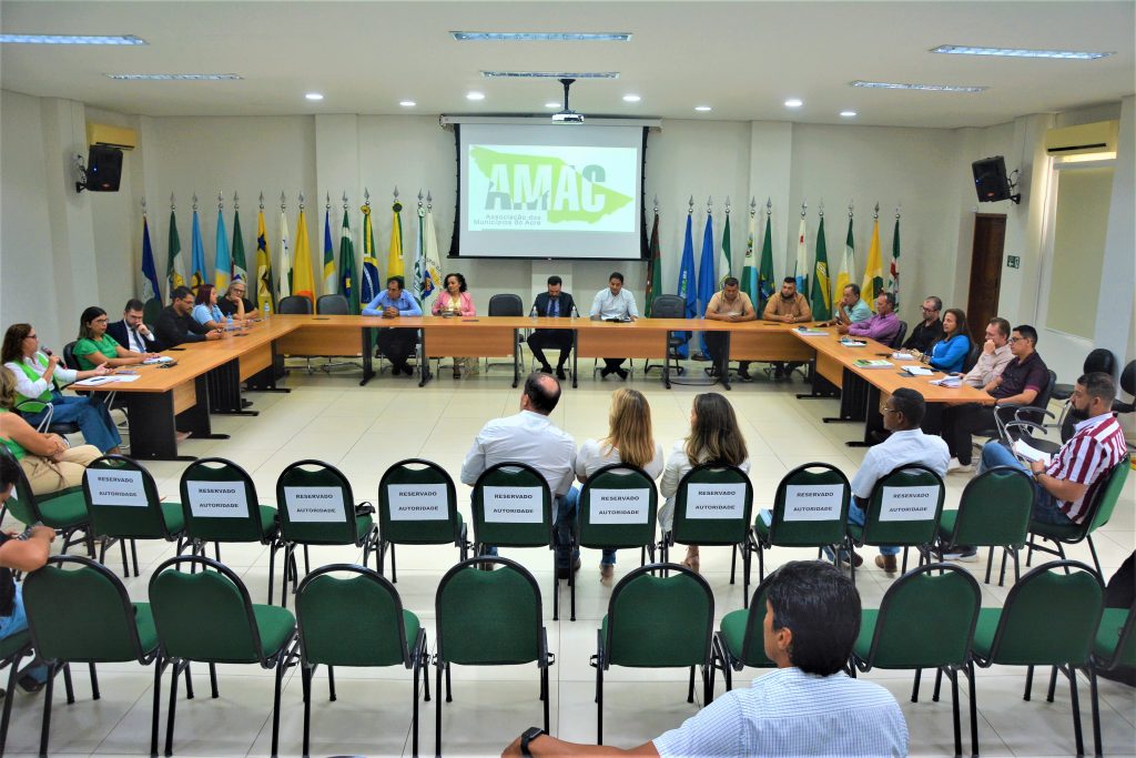 Associação dos Municípios do Acre recebe Ministério Público para articular otimização do recolhimento do ISS 3 REUNIAO AMAC MPE E PREFEITOS ED 14.04 14