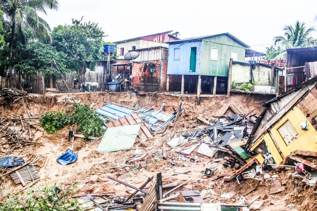 Desmoronamento destrói seis casas no Cidade Nova, prefeito anuncia aluguel social às famílias atingidas 2 a638e922 bf72 4eef 979d 6cce3079f835