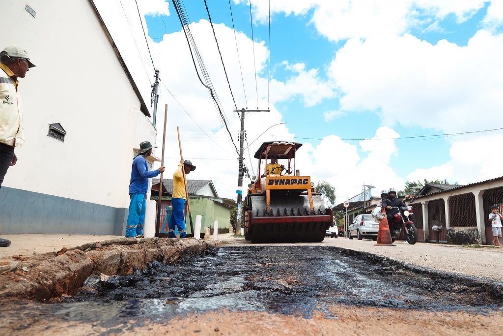 Prefeitura vem melhorando vias públicas com serviços de limpeza, tapa-buracos e pavimentação 10 cadeia velha foto val fernandes 11