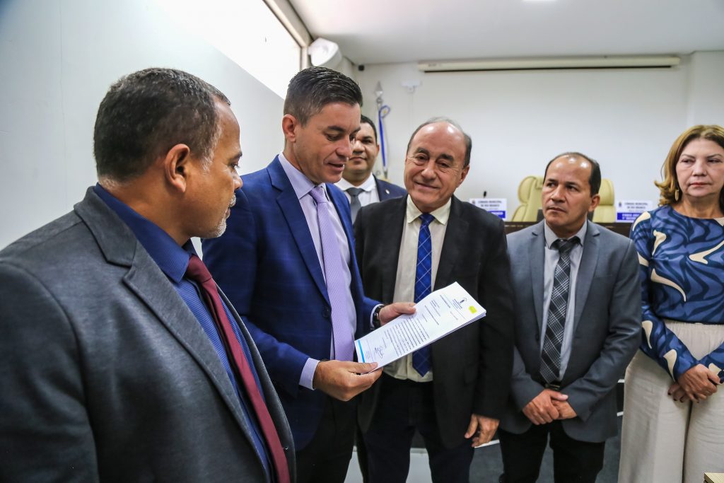 Prefeito de Rio Branco entrega à Câmara PL para ajudar comerciantes atingidos pela cheia 5 projeto de lei foto val fernandes 3