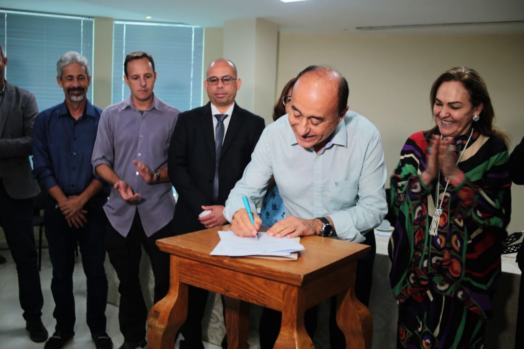 Prefeito assina projeto de lei para remunerar famílias que acolham crianças e adolescentes em vulnerabilidade social 2 Familia Acolhedora RR 10