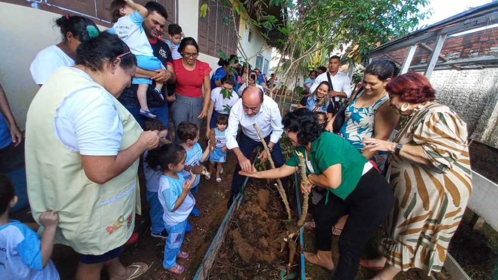Prefeito visita o projeto Hortas e Fazendinhas na creche Ione Portela 1 Fazendinhas 4