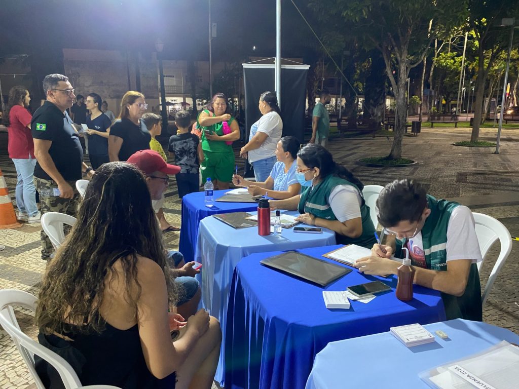 Dia "D" de Multivacinação da prefeitura atende mais de 4 mil pessoas na capital 4 Multivacinacao na Praca da Revolucao ED 17