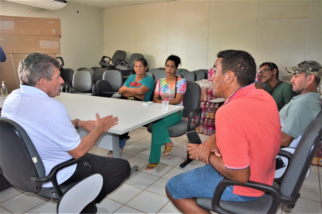 Prefeitura recebe produtores do Ramal do Limoeiro para definir melhorias no local 9 REUNIAO RAMAL LIMOEIROED02 4