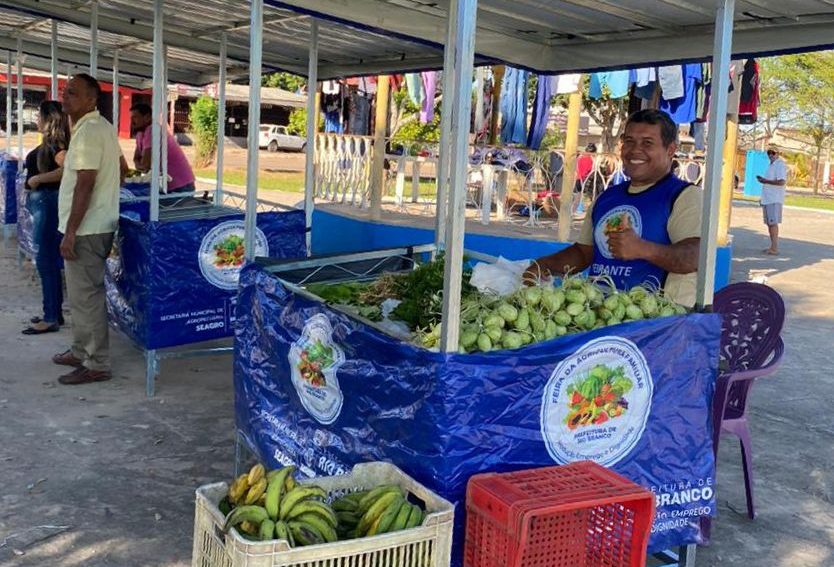A Prefeitura realiza troca de bancas antigas por novas na Feira de Bairro da regional do Calafate 1 Bancas 13 e1688508516252
