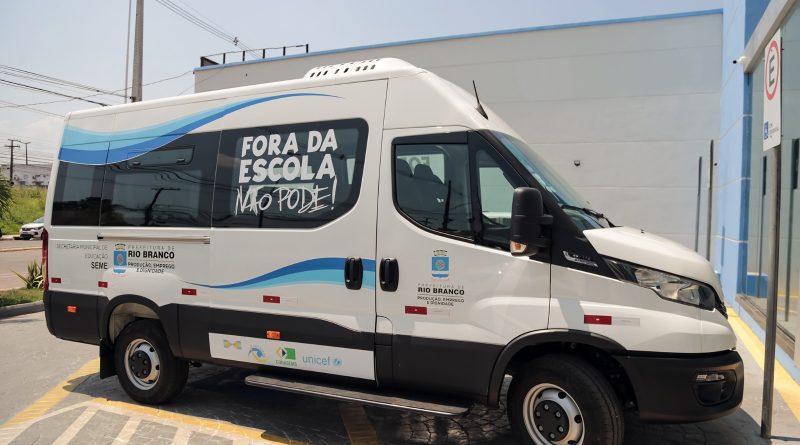 Secretaria Municipal de Educação muda de endereço e entrega van do programa Busca Ativa Escolar