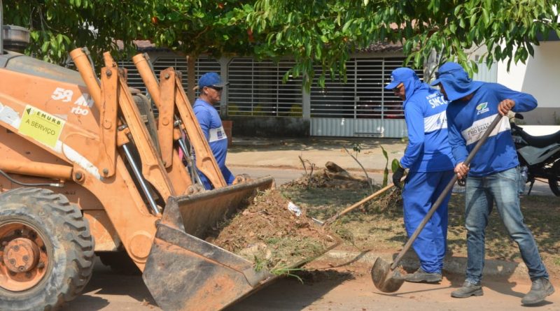 Prefeitura faz mutirão de limpeza em bairros da cidade